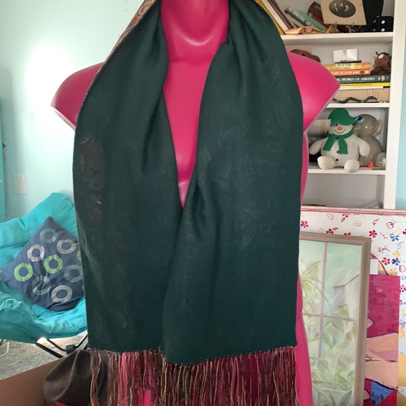 Saks Fifth Avenue reversible Paisley/hunter green opera scarf - Picture 2 of 4
